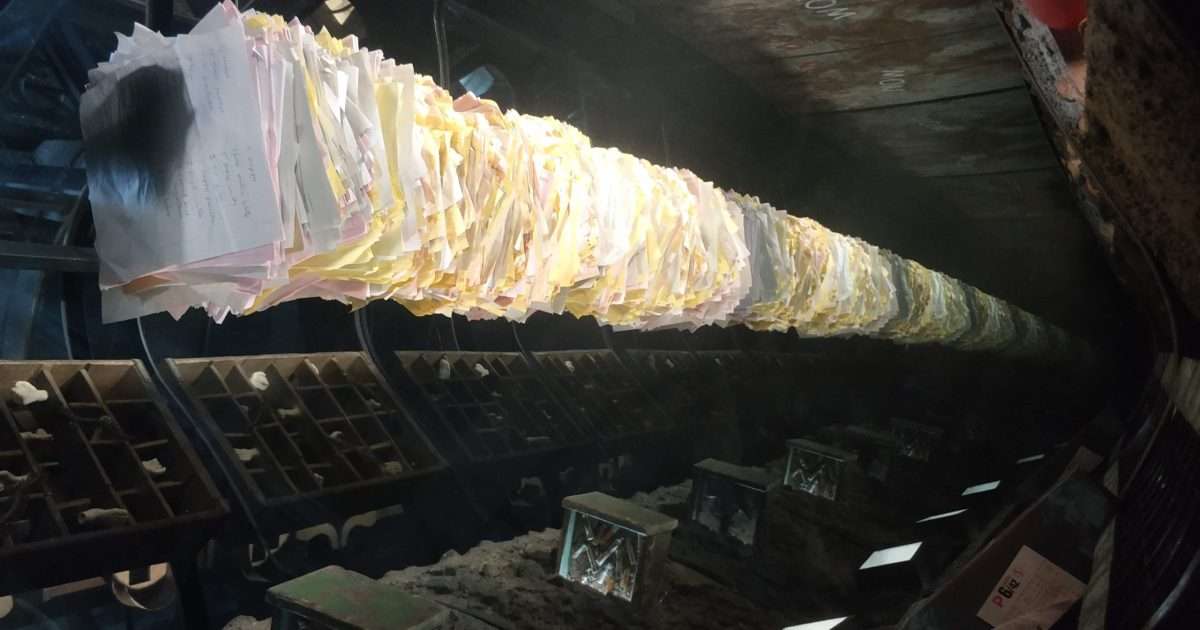 Appunti e sigarette allo specchio